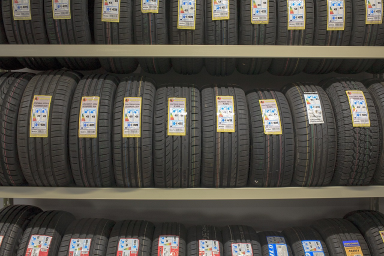 Dlaczego auto drży mimo wyważenia kół? Przyczyny, które warto sprawdzić